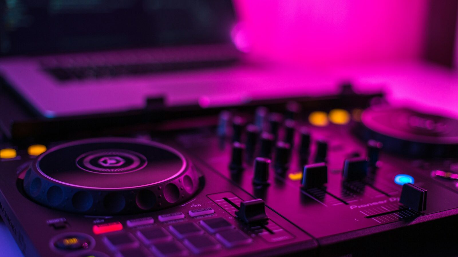 closeup photo of pioneer ddj400 controller