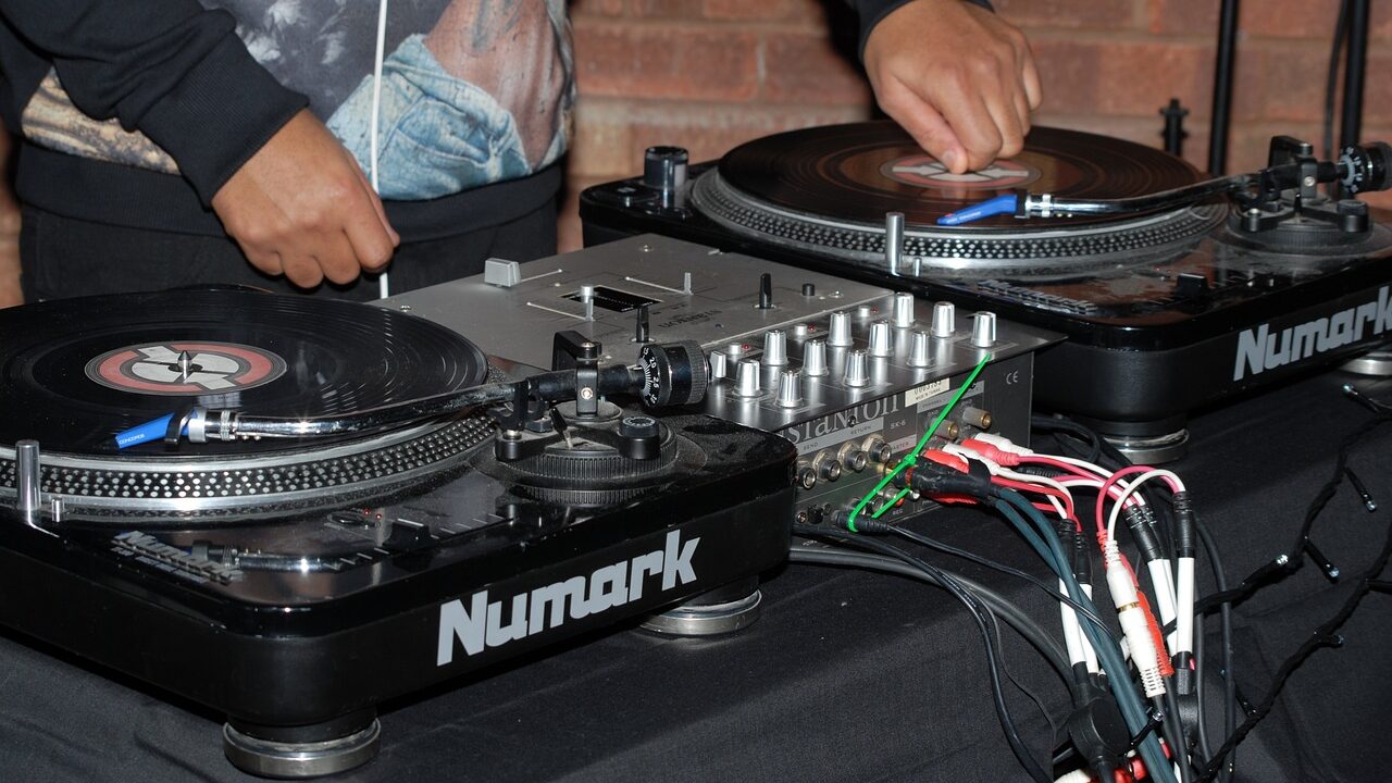 dj equipment set up